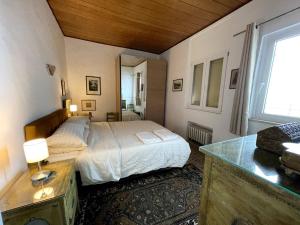 una camera da letto con un letto, una scrivania e una finestra di Attico con terrazzo panoramico a 200 mt dal Duomo a Perugia