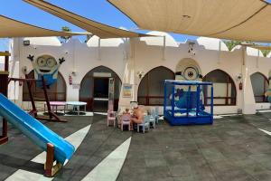 una zona de juegos con un tobogán y un parque infantil en Azure Retreat - Private Luxury Sea View Apartment en Sharm El Sheikh