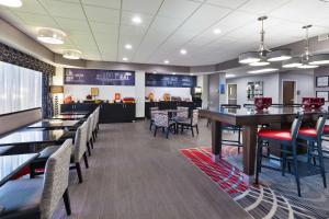 a dining room with tables and chairs in a restaurant at Hampton Inn Columbus/Delaware I-71 North in Sunbury