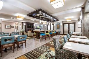 a dining room with tables and chairs in a restaurant at Hampton Inn West in Columbus