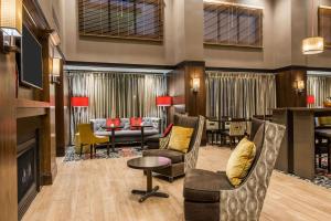 Hampton Inn & Suites Columbus Polaris في كولومبوس: لوبي الفندق مع كراسي ومدفأة
