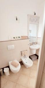 biała łazienka z toaletą i umywalką w obiekcie Sunset house Cabo Verde w mieście Santa Maria