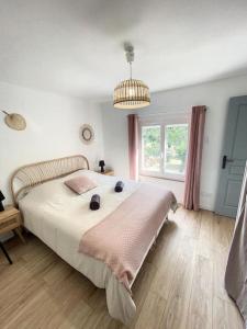 um quarto com uma cama grande e uma janela grande em Les pénates du pastel - Jardin & Terrasse em Villefranche-de-Lauragais