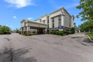 a rendering of the front of a hotel at Hampton Inn Columbus I-70E/Hamilton Road in Columbus