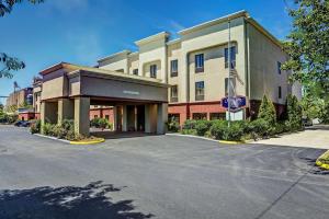 un aparcamiento vacío frente a un edificio en Hampton Inn Columbus I-70E/Hamilton Road en Columbus