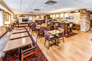 a restaurant with tables and chairs in a room at Hampton Inn Columbus I-70E/Hamilton Road in Columbus