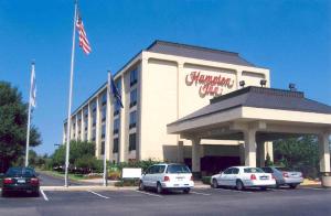 een winkelcentrum met auto's geparkeerd op een parkeerplaats bij Hampton Inn Long Island/Commack in Commack