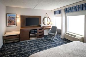 TV a/nebo společenská místnost v ubytování Hampton Inn Long Island/Commack
