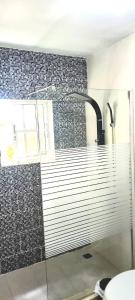 baño con ducha y pared de cristal en Sol Mar Alegre, en Boca Chica