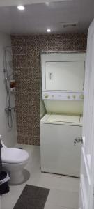 ボカ・チカにあるSol Mar Alegreの白いバスルーム(トイレ、シャワー付)