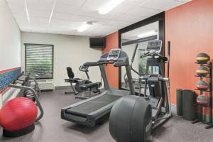 a gym with treadmills and ellipticals in a room at Hampton Inn Commerce in Commerce
