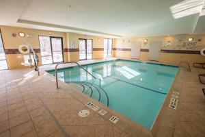 una gran piscina en un edificio en Hampton Inn & Suites Tilton, en Tilton