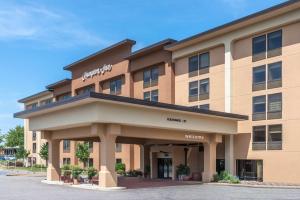 eine Darstellung der Vorderseite eines Hotels in der Unterkunft Hampton Inn Columbia in Columbia