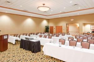 une salle de conférence avec des tables et des chaises blanches dans l'établissement Hampton Inn & Suites Columbia at the University of Missouri, à Columbia