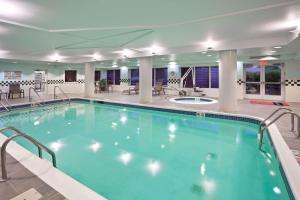 duży basen w pokoju hotelowym w obiekcie Hampton Inn Clifton Park w mieście Clifton Park