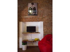 A television and/or entertainment centre at ALTIDO Cosy Apt for 2 near Train Station in Bohemian