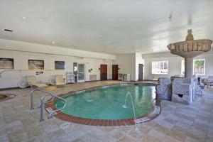 uma grande piscina num quarto grande em Hampton Inn & Suites Corpus Christi I-37 - Navigation Boulevard em Corpus Christi