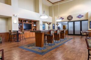 una gran sala de estar con un gran bar con taburetes en Hampton Inn Alice, en Alice