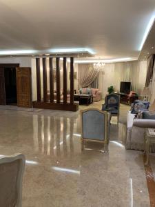 een woonkamer met banken en een televisie in een kamer bij Luxury Modern Apartment in Caïro