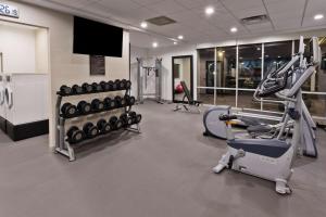 un gimnasio con cintas de correr y máquinas en una habitación en Home2 Suites by Hilton Columbus, en Columbus