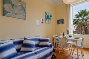 una sala de estar con un sofá y una mesa en Solo a Sanremo, en San Remo