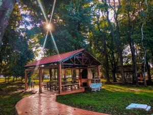 un cenador con una mesa de picnic en un parque en Hotel Monalisa, en Foz do Iguaçu