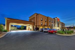 Un gran edificio con coches aparcados en un estacionamiento. en Hampton Inn Crossville, en Crossville
