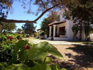 a house with a garden in front of it at Apartamentos Vista Vedrá in La Savina