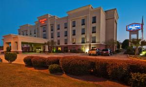 um hotel com uma placa em frente em Hampton Inn Canton em Canton