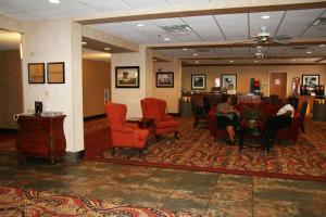 lobby z ludźmi siedzącymi w fotelach w poczekalni w obiekcie Hampton Inn Canton w mieście Canton