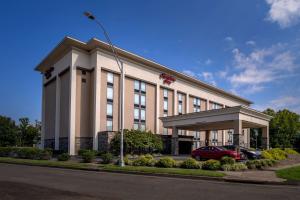 un edificio con un coche aparcado delante de él en Hampton Inn Charleston Downtown en Charleston