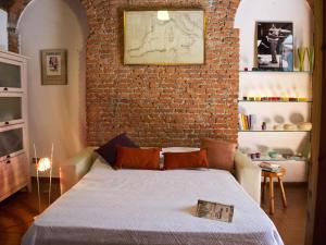 A bed or beds in a room at ALTIDO Cosy Apt for 2 near Train Station in Bohemian