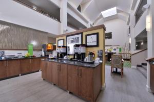 una cafetería con un mostrador con aasteryasteryasteryasteryasteryasteryasteryasteryasteryasteryasteryastery en Hampton Inn Cartersville, en Cartersville