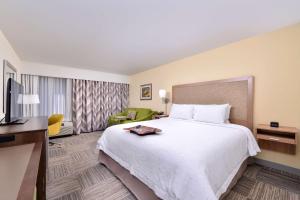 Postel nebo postele na pokoji v ubytování Hampton Inn Cartersville + 16 fotografií
