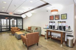 - une salle d'attente avec des chaises et une table dans l'établissement Hampton Inn Cincinnati Eastgate, à Eastgate