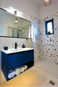 a bathroom with a sink and a mirror at Skiti Villas in Skíti