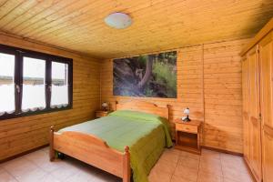 グレッソネイ・サイント・ジェアンにあるMargherita Camping & Resortの木造キャビン内のベッド1台が備わるベッドルーム1室を利用します。