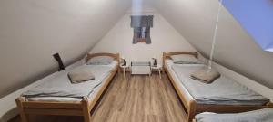 two beds in a room with a attic at Kuća za odmor Jadra in Duga Resa