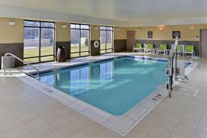 una gran piscina con agua azul en una habitación de hotel en Homewood Suites by Hilton Cincinnati/Mason, en Mason