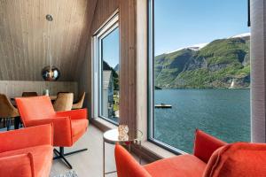 een kamer met uitzicht op het water en de bergen bij Wangen Apartments AS in Aurland
