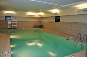 a large swimming pool in a hospital at Hampton Inn & Suites Cincinnati / Uptown - University Area in Cincinnati