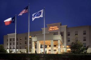 tres banderas están volando delante de un edificio en Hampton Inn & Suites Conroe I 45 North, en Conroe