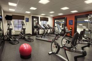 un gimnasio con varias cintas de correr y bicicletas estáticas en Hampton Inn & Suites Conroe I 45 North, en Conroe