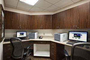 Kuchyň nebo kuchyňský kout v ubytování Hampton Inn & Suites Conroe I 45 North