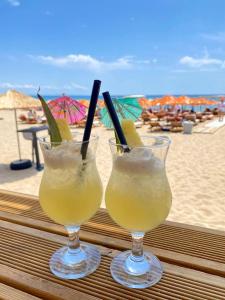 Suna Beach Kefaloz italokat is kínál
