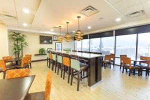 代托纳海滩/海滨汉普顿酒店餐厅或其他用餐的地方