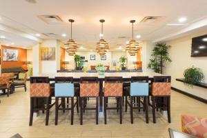 代托纳海滩/海滨汉普顿酒店餐厅或其他用餐的地方