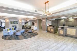 a living room with a couch and a kitchen at Homewood Suites Cincinnati Airport South-Florence in Florence