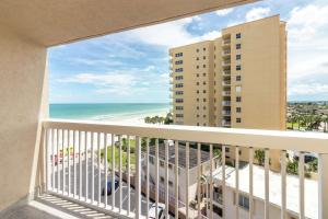 een balkon met uitzicht op het strand en de gebouwen bij Hampton Inn Daytona Shores-Oceanfront in Daytona Beach