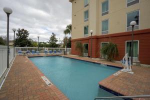Hampton Inn & Suites Palm Coast في فلاغلار بيتش: مسبح كبير امام مبنى